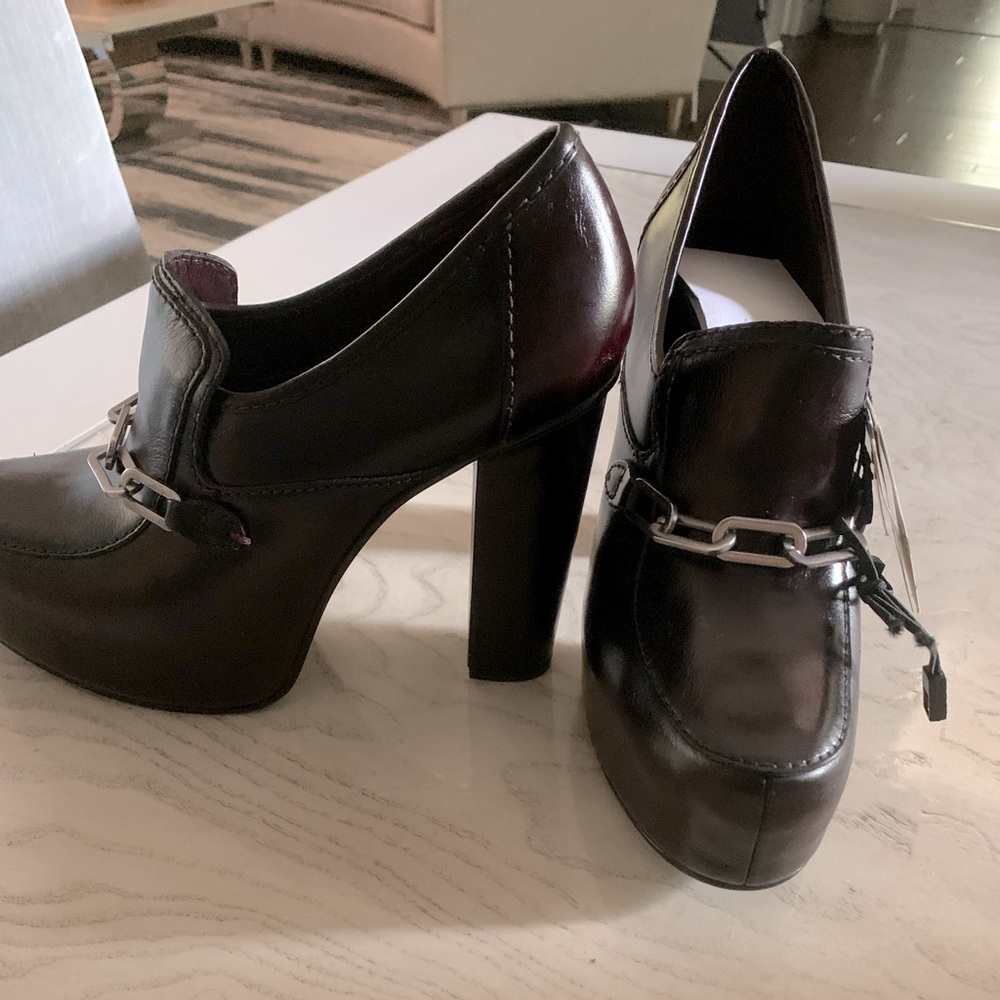 Beautiful plataforma shoes, they are size 39 but they run like size 7/5 or 8